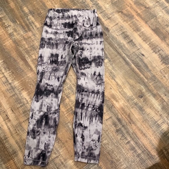 lululemon athletica Pants - Very soft grey and black size 6 lululemon leggings